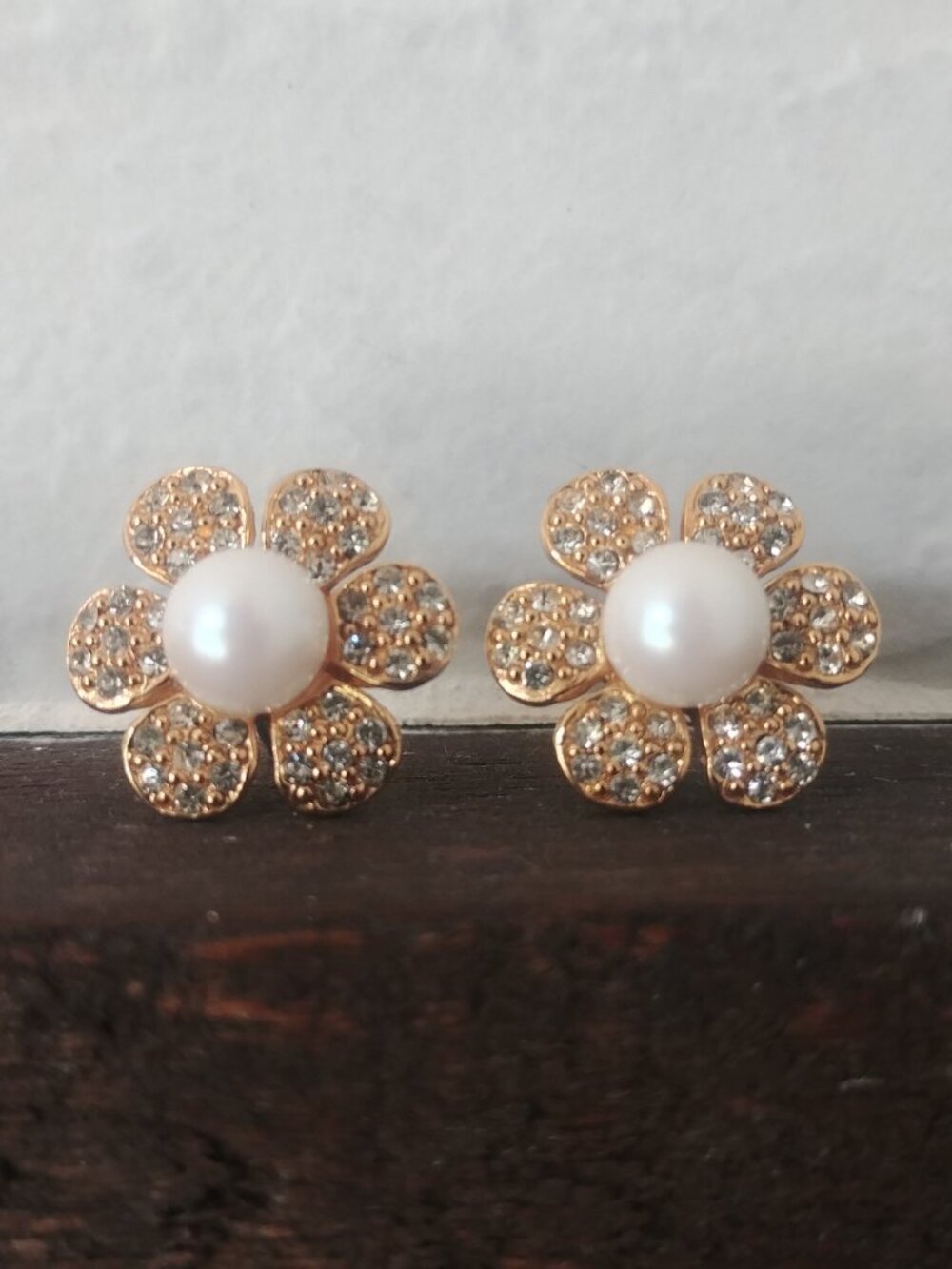 Vintage large gold tone crystal daisy flower earrings with imitation pearl
